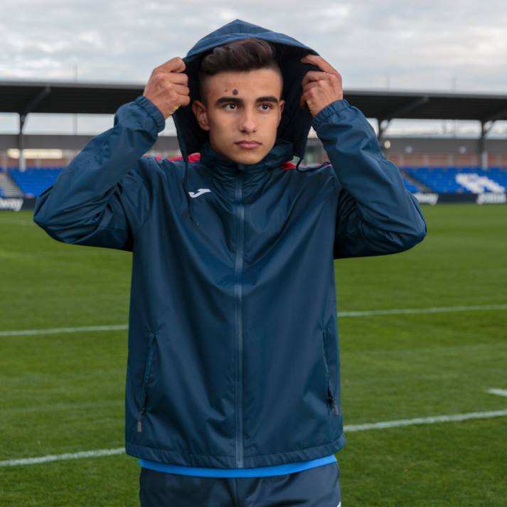 Joma 82P4R1229 الأزرق الداكن الأحمر سترة المطر trivor رجال